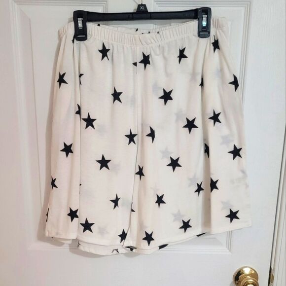 BomBom White Shorts with Black Star Pattern Size Large - Picture 1 of 3